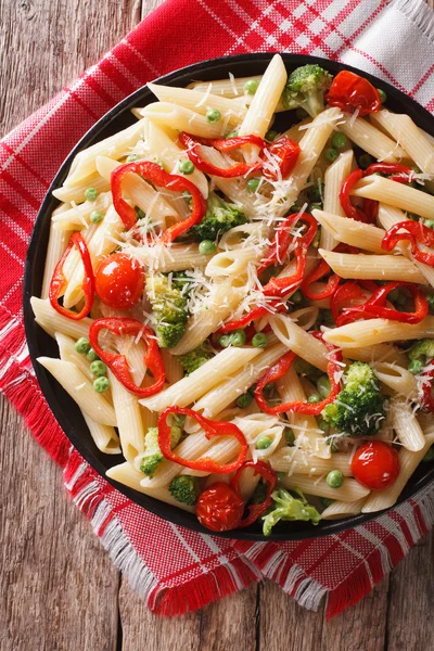 Italian pasta with vegetables close-up on a plate. vertical top — Stock Photo, Image