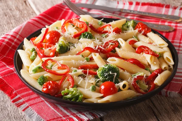 Primavera Italian pasta with vegetables close-up — Stock Photo, Image