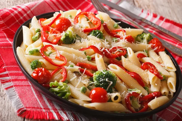 Dietary Italian pasta with vegetables close-up. horizontal — Stock Photo, Image