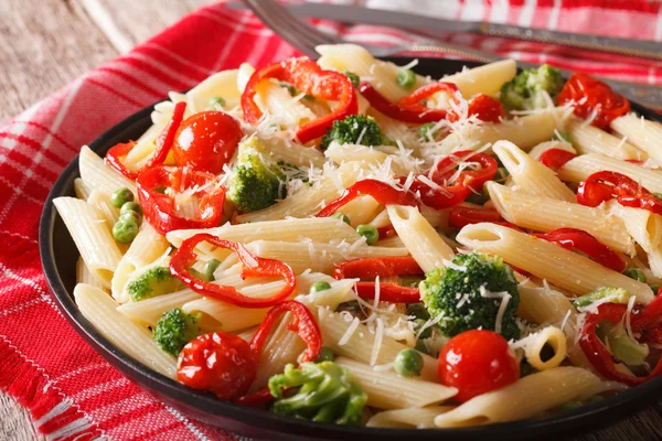 Macarrão italiano com verduras close-up em um prato. horizontal — Fotografia de Stock