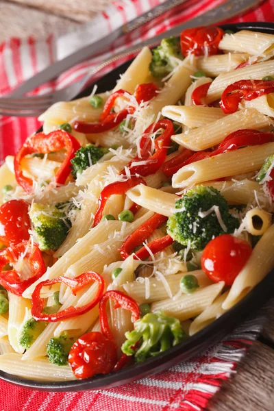 Italian Pasta Primavera with Parmesan close-up. vertical — Stock Photo, Image