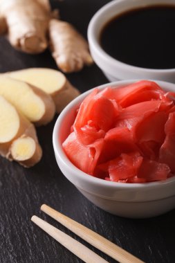 Turşu zencefil ve soya sosu, kase makro. dikey