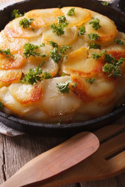 Dilimlenmiş patates tava yakın çekim içinde pişmiş. dikey