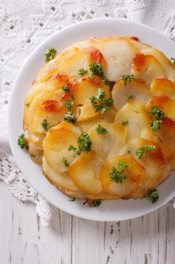 Patates güveç beyaz tabak portre üzerinde. Dikey Üstten Görünüm