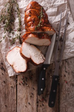rustik gıda: kavrulmuş hindi göğsü masanın üzerinde. dikey üst v