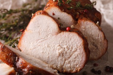 Kekik ve baharat makro ile fırında hindi fileto. Yatay