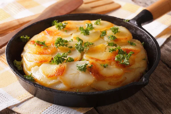 Homemade baked potatoes in a pan close-up. horizontal — Stock Photo, Image