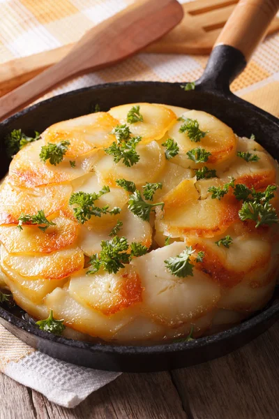 Finom burgonya gratin a pan közelről. Függőleges — Stock Fotó