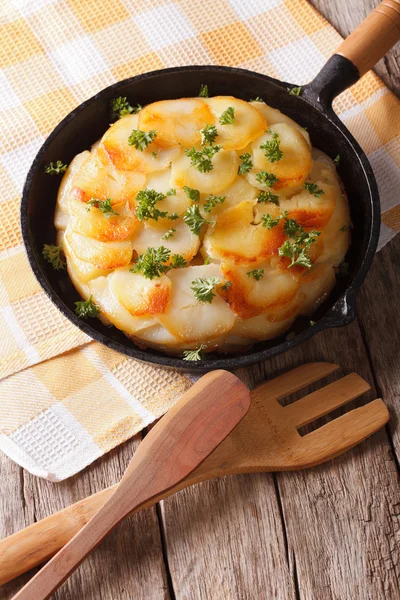 Французька картопля, запечена в сковороду макро. вертикальні — стокове фото