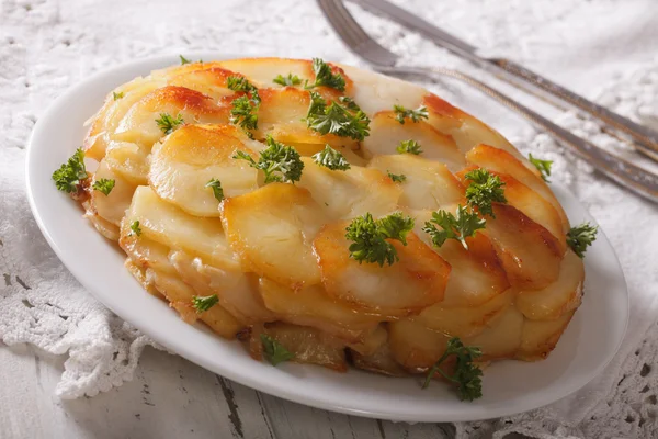 Cazuela de patatas con mantequilla en un primer plano plato blanco. horizonta — Foto de Stock