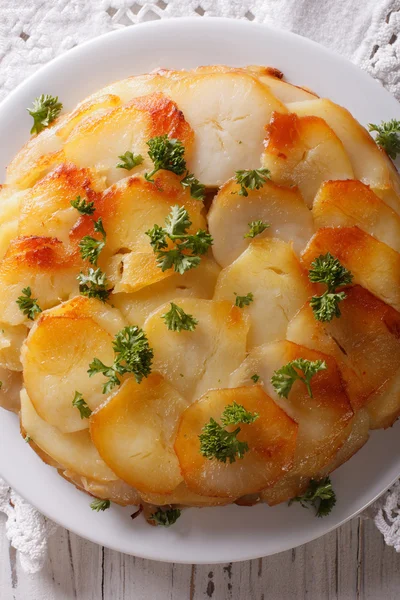Comida francesa: Gratinado de batata em placa branca closeup. parte superior vertical — Fotografia de Stock