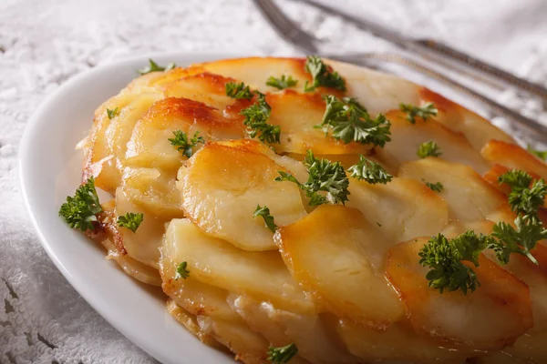 Картопля Анни з маслом на тарілці макро. горизонтальний — стокове фото