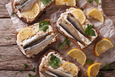 Tost hamsi, krem peynir ve limon yakın çekim. Yatay 