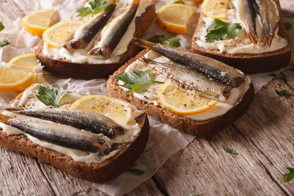 Рыбные сэндвичи со сливочным сыром и лимонным крупным планом. hhhontal — стоковое фото