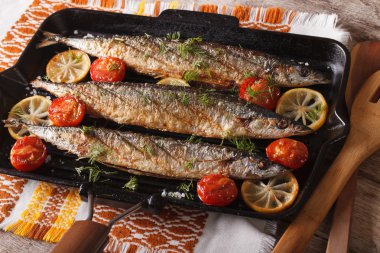 saury limon ve domates ızgara tava yakın çekim üzerinde ızgara. hor