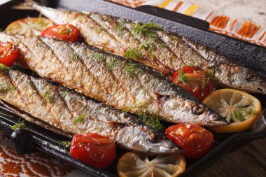 Balık menüsü: grill Pan sebzeli ızgara saury 