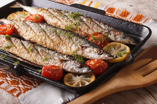Étvágygerjesztő sült halat a grill zöldségekkel serpenyőben közelről — Stock Fotó