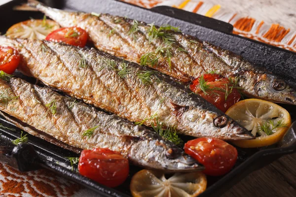 Fischmenü: gegrillte Sauce mit Gemüse auf der Grillpfanne — Stockfoto