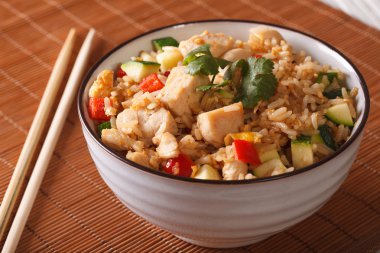 Asya kızarmış pilav tavuk ve sebze ile kapatın. horizonta