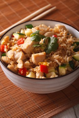 Japon yemekleri: kızarmış pilav tavuk ve sebze yakın çekim. 