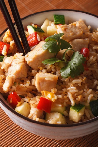 Japanese cuisine: fried rice with chicken - Tyahan. vertical — Stock Photo, Image