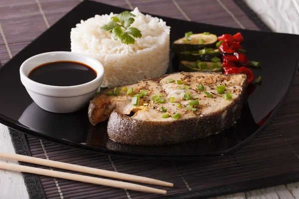 Zdrowa żywność: stek z ryby, ryż i sos sojowy bliska. Pozio — Zdjęcie stockowe