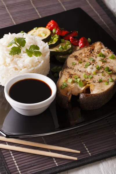 健康的食物: 牛排鱼，米饭和酱油特写。垂直 — 图库照片