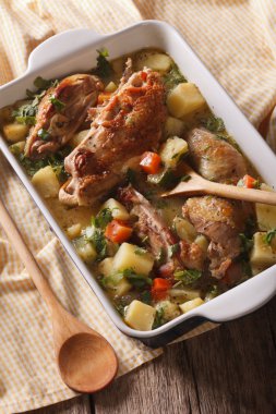 Çanak yakın çekim Sebzeli tavuk parçalarını Komposto