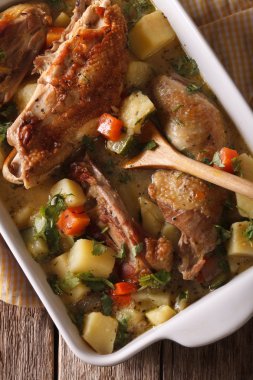 Tavuk parçalarını sebze closeup ile ihtiva eder. Dikey üst v