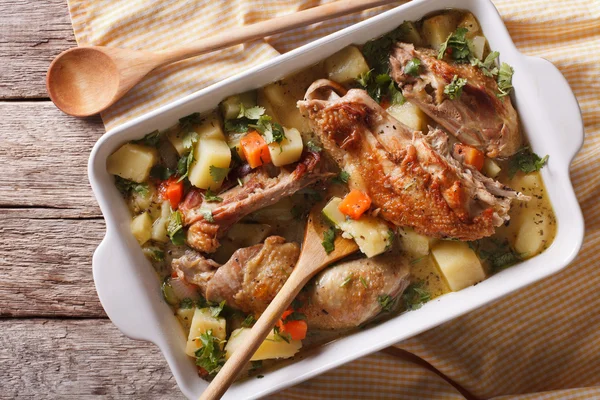 Poulet cuit avec des légumes en gros plan. Vue de dessus horizontale — Photo