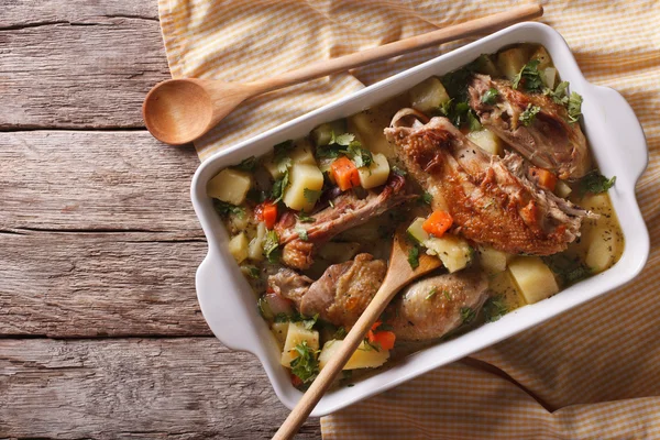 Des morceaux de poulet cuits avec des légumes. Vue de dessus horizontale — Photo