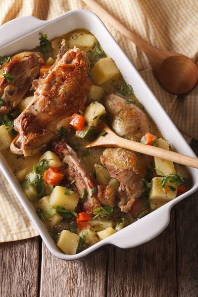 Ragoût de poulet fait maison avec des légumes en gros plan. vue de dessus verticale — Photo