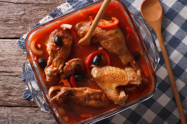 Pollo en rodajas guisado en salsa de tomate de cerca. Parte superior horizontal v —  Fotos de Stock