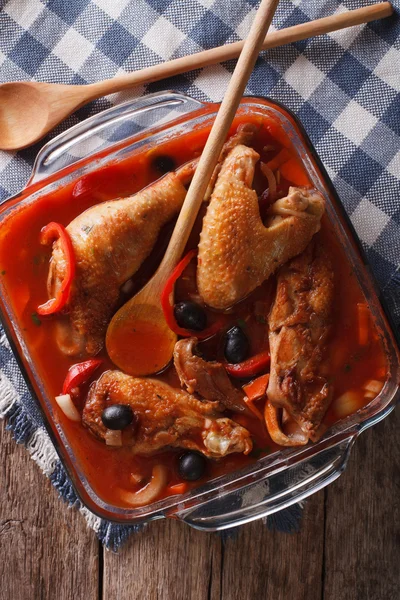 Gesneden kip gestoofd in tomaten saus close-up. verticale boven vie — Stockfoto