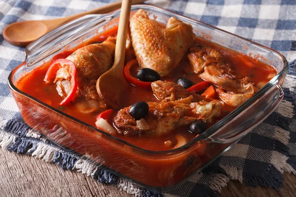 Sabroso pollo estofado en salsa de tomate con pimienta de cerca. Hori. —  Fotos de Stock