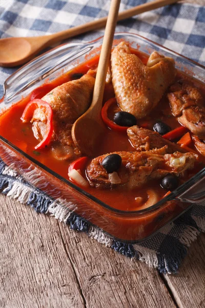 Вкусное куриное рагу в томатном соусе с оливками и перцем — стоковое фото