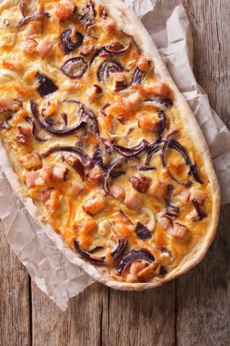  bir kağıt flammkuchen yakın çekim. Dikey Üstten Görünüm