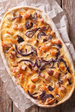 Tarte flambee yakın çekim bir kağıt üzerinde. Dikey Üstten Görünüm