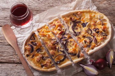 dilimlenmiş flammkuchen ve kırmızı şarap yakın çekim. Yatay Üstten Görünüm