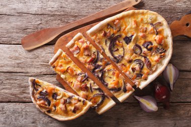 pasta flammkuchen masanın üzerine dilimlenmiş. Yatay Üstten Görünüm