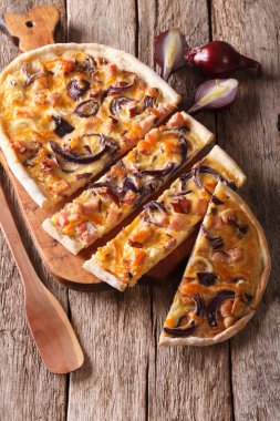 Lezzetli pasta dilimlenmiş flammkuchen tablo yakın çekim. Dikey