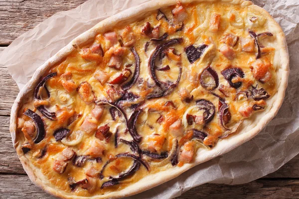 Tarte flambee zbliżenie na papierze. Poziomy widok z góry — Zdjęcie stockowe