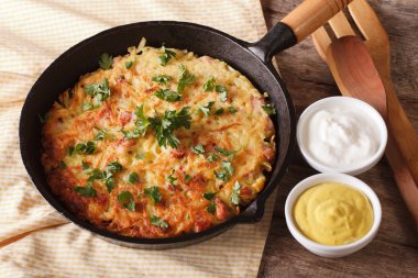 Bir tavada otlar yakın çekim ile kızarmış patates gözlemesi. Yatay