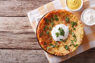 Bir plaka üzerinde soslu patatesli krep. Yatay Üstten Görünüm