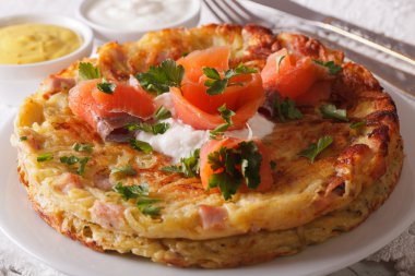 Plaka yakın somon ile lezzetli patates börek. Yatay