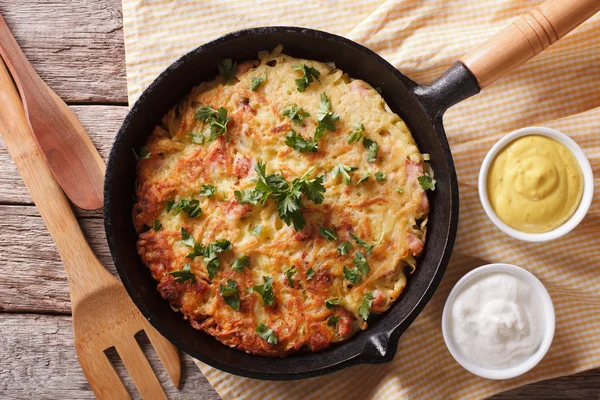 프라이팬에 허브 근접으로 스위스 rosti. 가로 가기 — 스톡 사진