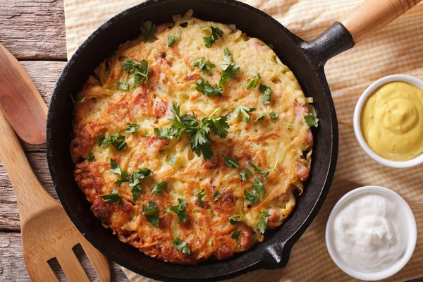 Panqueques de patata con hierbas de cerca en una sartén. Horizontal — Foto de Stock