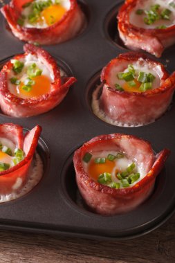 pastırma sarılmış sıcak yumurta pişirme çanağı kapatın. dikey