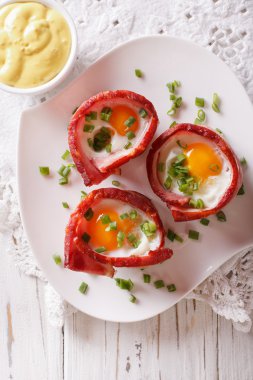 Kızarmış yumurta, pastırma yakın çekim ve sos sarılmış. Dikey üst vie