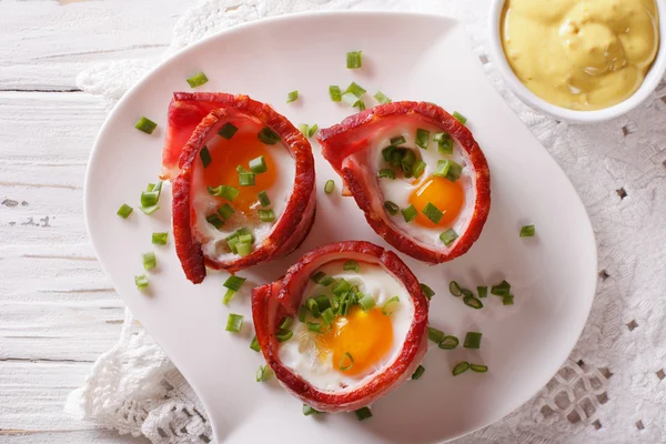 Ouă prăjite înfășurate în bacon aproape și sos. Vârf orizontal v — Fotografie, imagine de stoc